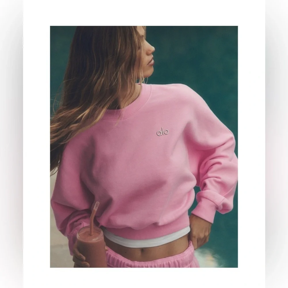 Alo Yoga 💗 NWT Cropped Accolade Crewneck in Sweet Pink - S